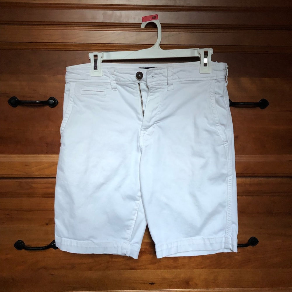 AE white shortpants